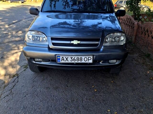 Серый Шевроле Нива, объемом двигателя 1.7 л и пробегом 200 тыс. км за 3300 $, фото 1 на Automoto.ua