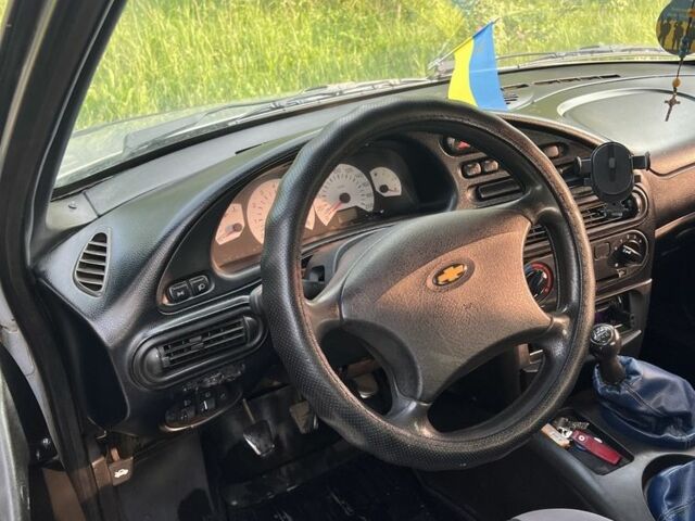 Серый Шевроле Нива, объемом двигателя 1.7 л и пробегом 247 тыс. км за 3500 $, фото 7 на Automoto.ua