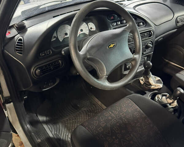 Серый Шевроле Нива, объемом двигателя 1.69 л и пробегом 160 тыс. км за 2800 $, фото 8 на Automoto.ua