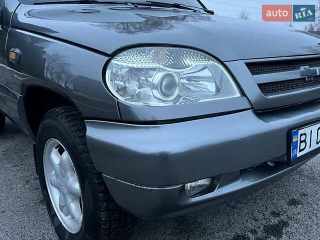 Сірий Шевроле Нива, об'ємом двигуна 1.7 л та пробігом 201 тис. км за 3999 $, фото 24 на Automoto.ua