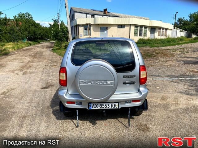 Серый Шевроле Нива, объемом двигателя 1.7 л и пробегом 200 тыс. км за 3350 $, фото 2 на Automoto.ua