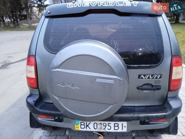 Серый Шевроле Нива, объемом двигателя 1.7 л и пробегом 200 тыс. км за 3600 $, фото 2 на Automoto.ua