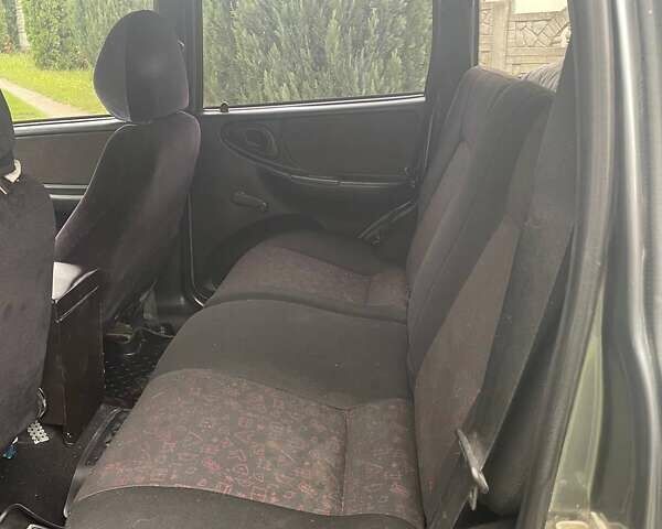 Серый Шевроле Нива, объемом двигателя 1.7 л и пробегом 208 тыс. км за 4150 $, фото 6 на Automoto.ua