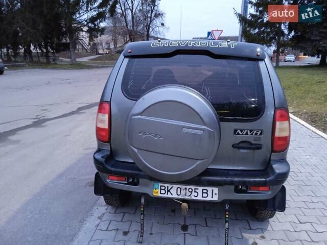 Серый Шевроле Нива, объемом двигателя 1.7 л и пробегом 200 тыс. км за 3600 $, фото 1 на Automoto.ua