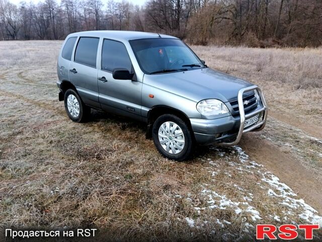 Серый Шевроле Нива, объемом двигателя 1.7 л и пробегом 220 тыс. км за 3950 $, фото 4 на Automoto.ua