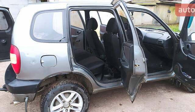 Шевроле Нива 2006 в Кролевце на Automoto.ua Серый Шевроле Нива, объемом двигателя 1.7 л и пробегом 154 тыс. км за 5200 $, фото 10 на Automoto.ua