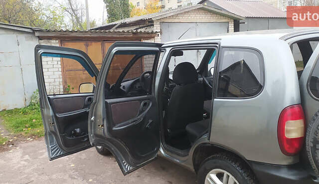 Шевроле Нива 2006 в Кролевце на Automoto.ua Серый Шевроле Нива, объемом двигателя 1.7 л и пробегом 154 тыс. км за 5200 $, фото 8 на Automoto.ua