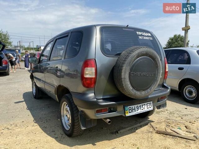 Серый Шевроле Нива, объемом двигателя 1.7 л и пробегом 228 тыс. км за 3900 $, фото 7 на Automoto.ua