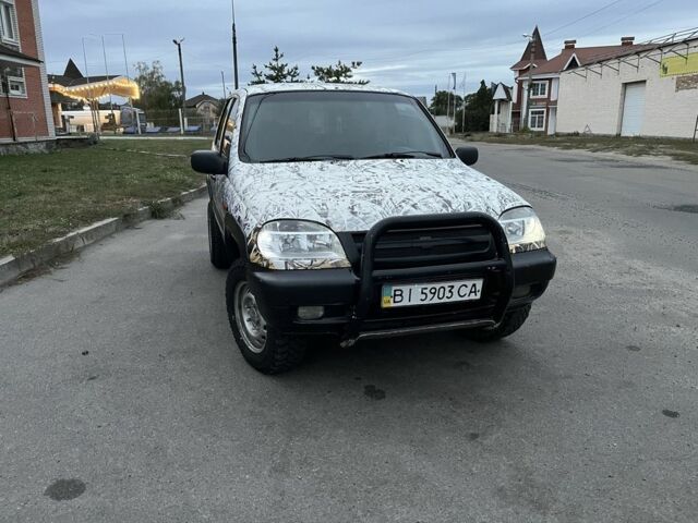Сірий Шевроле Нива, об'ємом двигуна 1.7 л та пробігом 300 тис. км за 3750 $, фото 1 на Automoto.ua