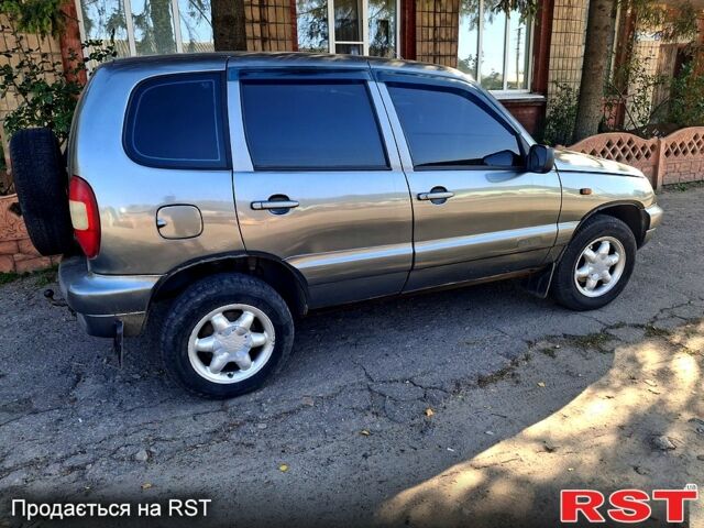 Серый Шевроле Нива, объемом двигателя 1.7 л и пробегом 200 тыс. км за 3300 $, фото 2 на Automoto.ua