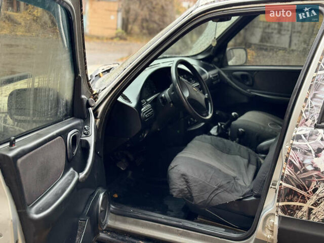 Сірий Шевроле Нива, об'ємом двигуна 1.7 л та пробігом 300 тис. км за 2999 $, фото 13 на Automoto.ua