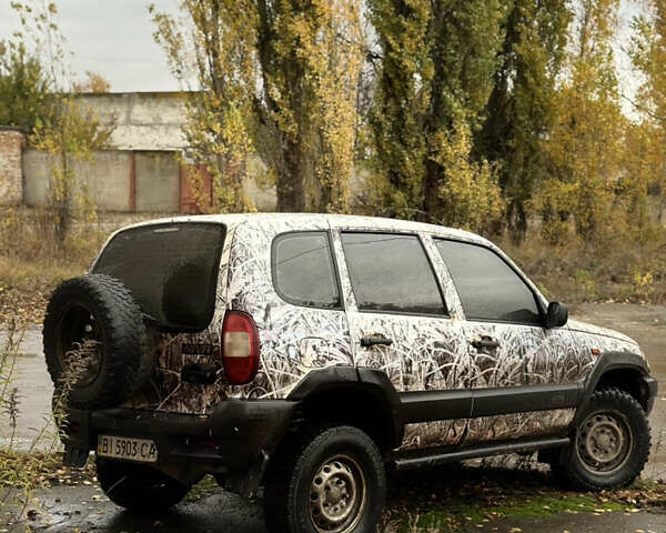 Сірий Шевроле Нива, об'ємом двигуна 1.7 л та пробігом 300 тис. км за 2999 $, фото 4 на Automoto.ua
