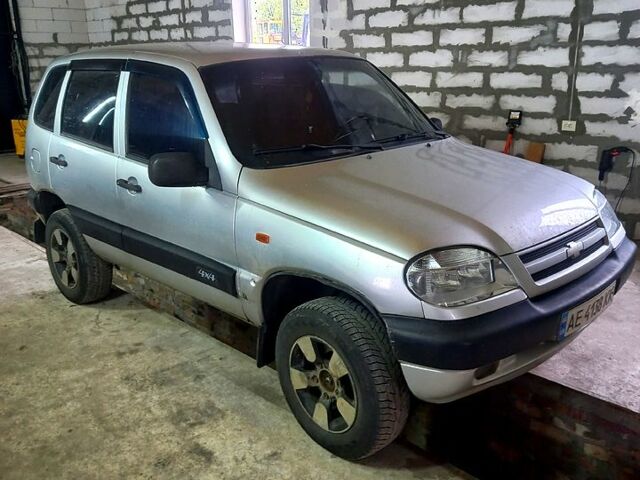 Серый Шевроле Нива, объемом двигателя 1.7 л и пробегом 230 тыс. км за 2600 $, фото 2 на Automoto.ua