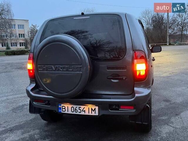 Сірий Шевроле Нива, об'ємом двигуна 1.7 л та пробігом 201 тис. км за 3999 $, фото 65 на Automoto.ua