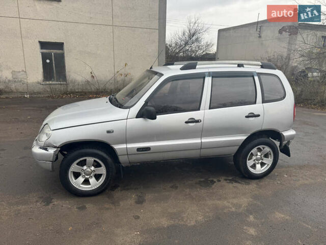 Сірий Шевроле Нива, об'ємом двигуна 1.69 л та пробігом 200 тис. км за 3200 $, фото 1 на Automoto.ua