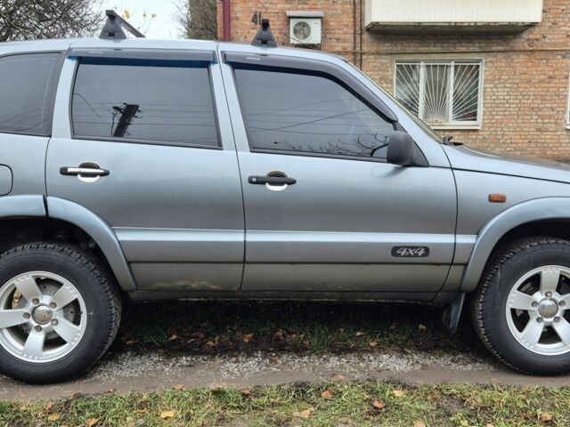 Серый Шевроле Нива, объемом двигателя 1.7 л и пробегом 97 тыс. км за 4400 $, фото 6 на Automoto.ua