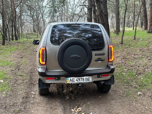 Сірий Шевроле Нива, об'ємом двигуна 0 л та пробігом 100 тис. км за 4200 $, фото 7 на Automoto.ua