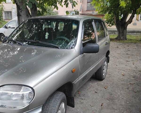 Серый Шевроле Нива, объемом двигателя 1.69 л и пробегом 302 тыс. км за 4500 $, фото 1 на Automoto.ua