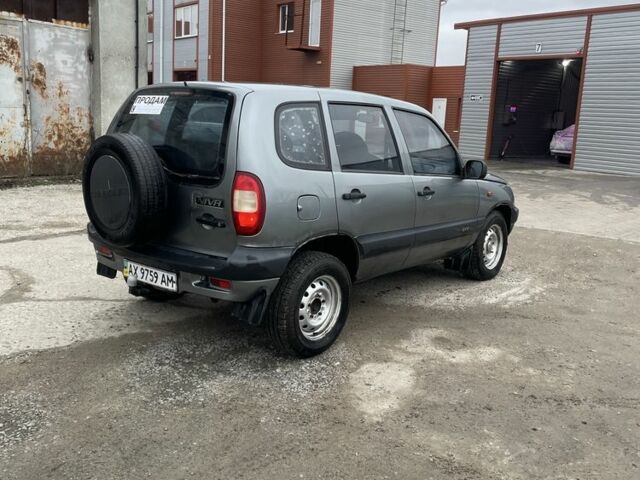 Серый Шевроле Нива, объемом двигателя 1.7 л и пробегом 111 тыс. км за 2999 $, фото 3 на Automoto.ua