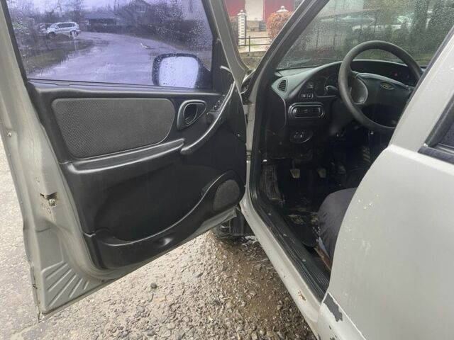 Серый Шевроле Нива, объемом двигателя 1.7 л и пробегом 120 тыс. км за 3300 $, фото 5 на Automoto.ua