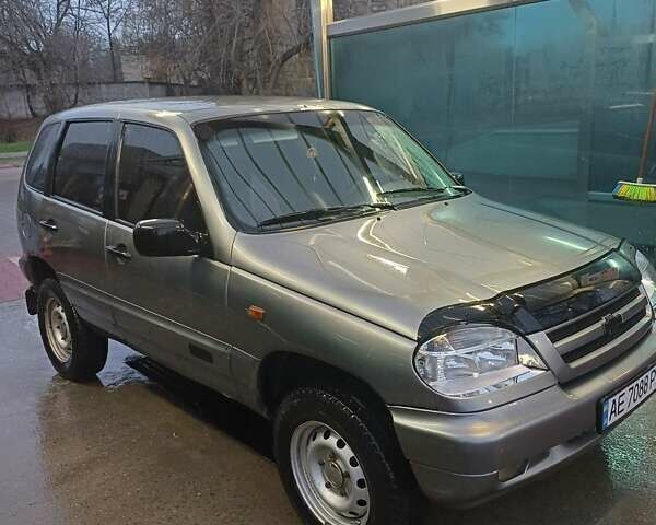 Серый Шевроле Нива, объемом двигателя 1.7 л и пробегом 213 тыс. км за 3500 $, фото 5 на Automoto.ua