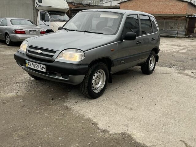 Серый Шевроле Нива, объемом двигателя 1.7 л и пробегом 111 тыс. км за 2999 $, фото 1 на Automoto.ua