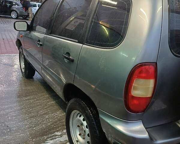 Серый Шевроле Нива, объемом двигателя 1.7 л и пробегом 213 тыс. км за 3500 $, фото 3 на Automoto.ua