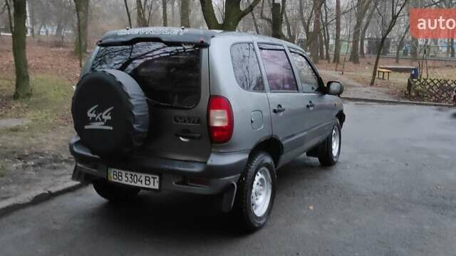 Серый Шевроле Нива, объемом двигателя 1.7 л и пробегом 83 тыс. км за 4500 $, фото 2 на Automoto.ua