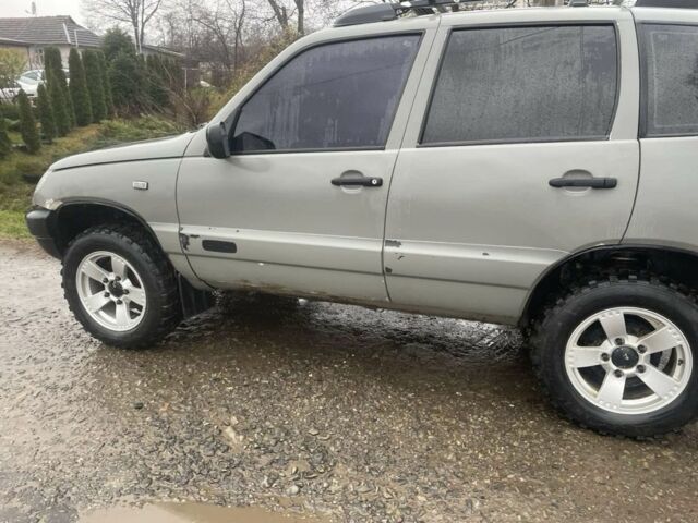 Серый Шевроле Нива, объемом двигателя 1.7 л и пробегом 120 тыс. км за 3300 $, фото 4 на Automoto.ua