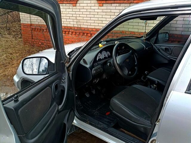 Серый Шевроле Нива, объемом двигателя 1.7 л и пробегом 300 тыс. км за 4500 $, фото 4 на Automoto.ua