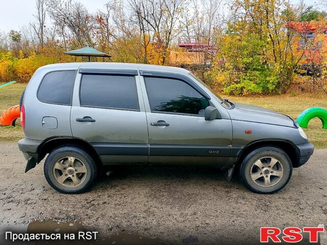 Серый Шевроле Нива, объемом двигателя 1.7 л и пробегом 185 тыс. км за 4500 $, фото 1 на Automoto.ua