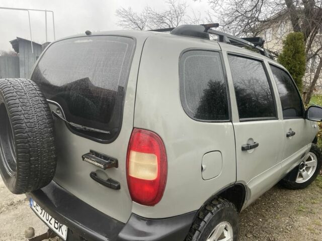 Серый Шевроле Нива, объемом двигателя 1.7 л и пробегом 120 тыс. км за 3300 $, фото 3 на Automoto.ua