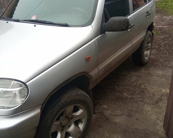 Серый Шевроле Нива, объемом двигателя 1.69 л и пробегом 188 тыс. км за 5000 $, фото 1 на Automoto.ua