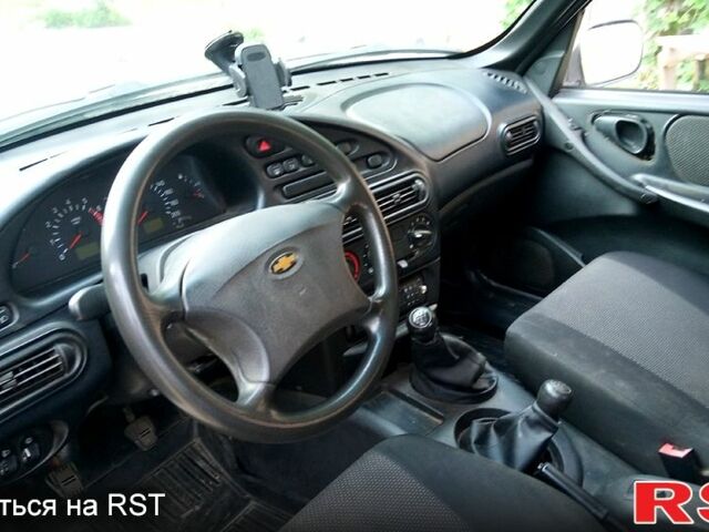 Серый Шевроле Нива, объемом двигателя 1.7 л и пробегом 233 тыс. км за 3600 $, фото 5 на Automoto.ua