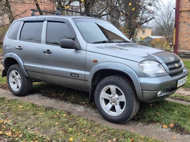 Серый Шевроле Нива, объемом двигателя 1.7 л и пробегом 97 тыс. км за 4400 $, фото 7 на Automoto.ua