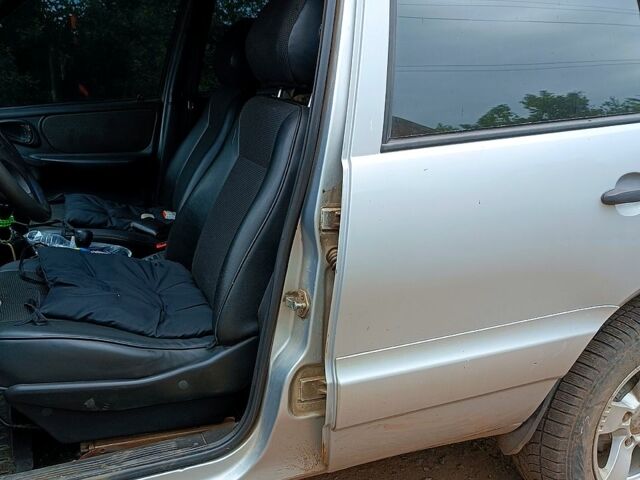 Серый Шевроле Нива, объемом двигателя 1.7 л и пробегом 300 тыс. км за 4500 $, фото 5 на Automoto.ua