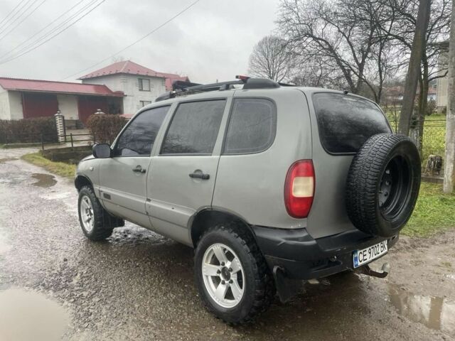 Серый Шевроле Нива, объемом двигателя 1.7 л и пробегом 120 тыс. км за 3300 $, фото 1 на Automoto.ua