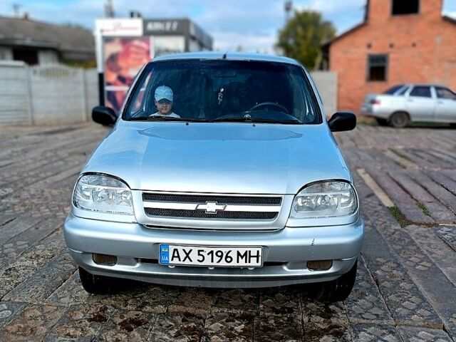 Серый Шевроле Нива, объемом двигателя 1.7 л и пробегом 300 тыс. км за 4500 $, фото 3 на Automoto.ua