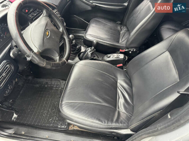 Сірий Шевроле Нива, об'ємом двигуна 1.69 л та пробігом 200 тис. км за 3200 $, фото 13 на Automoto.ua