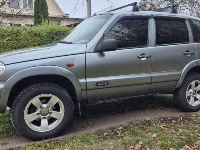 Серый Шевроле Нива, объемом двигателя 1.7 л и пробегом 97 тыс. км за 4400 $, фото 1 на Automoto.ua