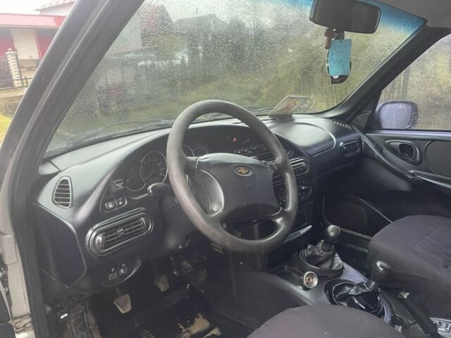 Серый Шевроле Нива, объемом двигателя 1.7 л и пробегом 120 тыс. км за 3300 $, фото 6 на Automoto.ua