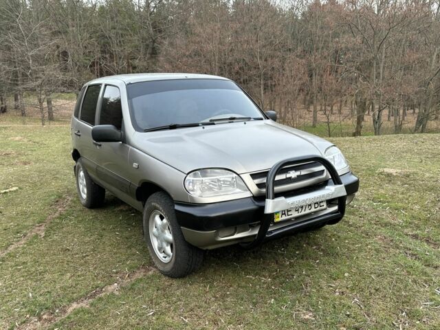 Сірий Шевроле Нива, об'ємом двигуна 0 л та пробігом 100 тис. км за 4200 $, фото 3 на Automoto.ua