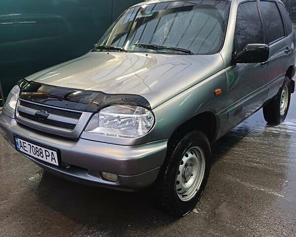 Серый Шевроле Нива, объемом двигателя 1.7 л и пробегом 213 тыс. км за 3500 $, фото 1 на Automoto.ua