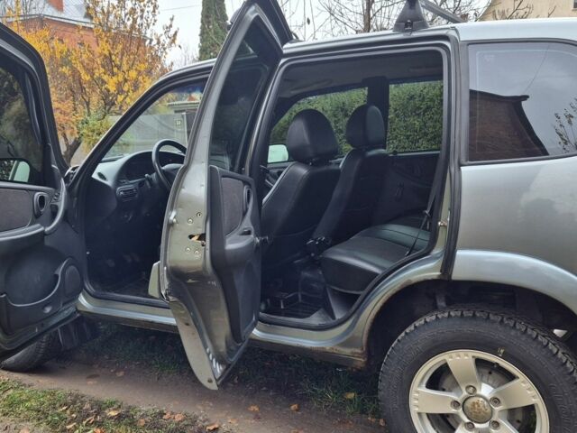 Серый Шевроле Нива, объемом двигателя 1.7 л и пробегом 97 тыс. км за 4400 $, фото 9 на Automoto.ua