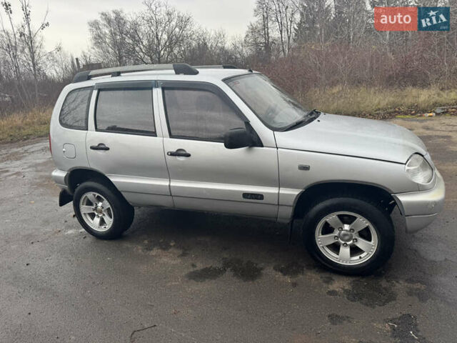 Сірий Шевроле Нива, об'ємом двигуна 1.69 л та пробігом 200 тис. км за 3200 $, фото 6 на Automoto.ua