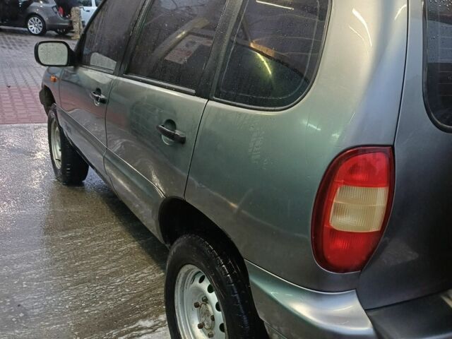 Сірий Шевроле Нива, об'ємом двигуна 1.7 л та пробігом 213 тис. км за 3500 $, фото 3 на Automoto.ua