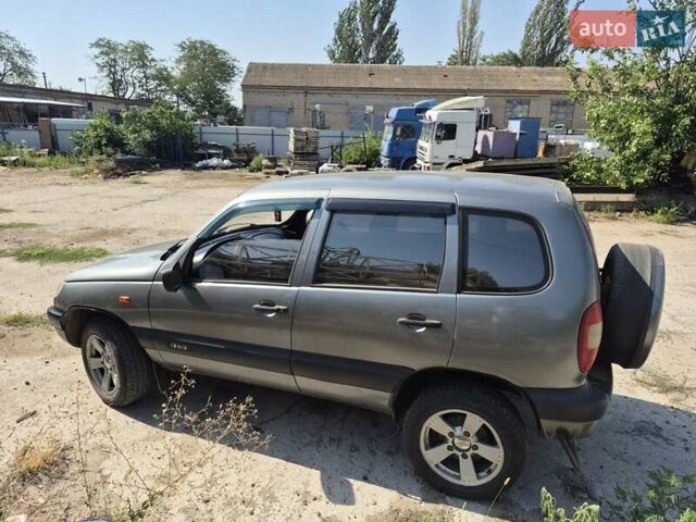 Серый Шевроле Нива, объемом двигателя 1.7 л и пробегом 125 тыс. км за 4900 $, фото 1 на Automoto.ua