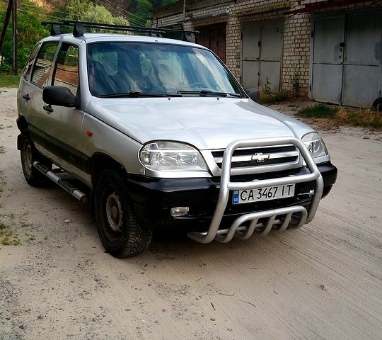Серый Шевроле Нива, объемом двигателя 1.7 л и пробегом 233 тыс. км за 3600 $, фото 1 на Automoto.ua