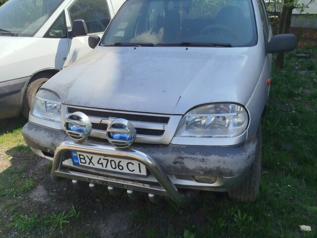 Серый Шевроле Нива, объемом двигателя 1.7 л и пробегом 1000 тыс. км за 2500 $, фото 2 на Automoto.ua