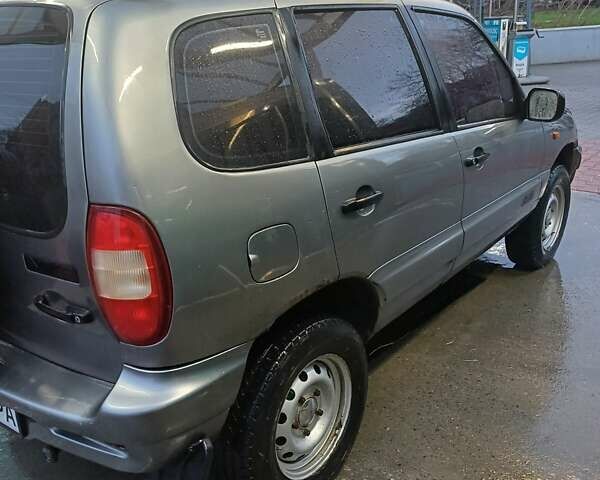 Серый Шевроле Нива, объемом двигателя 1.7 л и пробегом 213 тыс. км за 3500 $, фото 4 на Automoto.ua